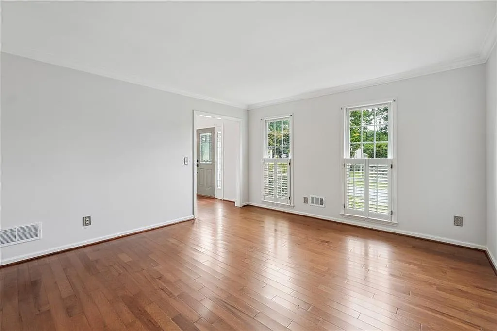 6 bed, 4.5 bath, 4028 sqft, $5,500 — Photo 3