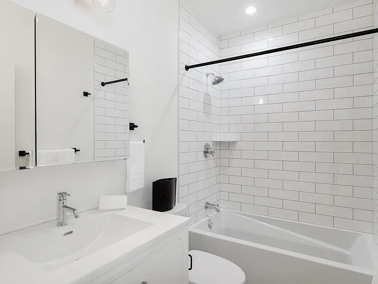Stunning Apartment on Snyder Ave — Photo 14