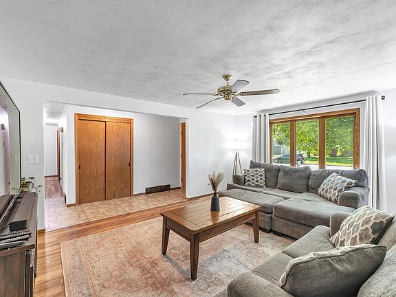 4th image of 610 S Wild Rose Ln