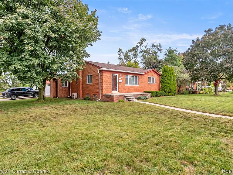 32624 Windsor St — Photo 2