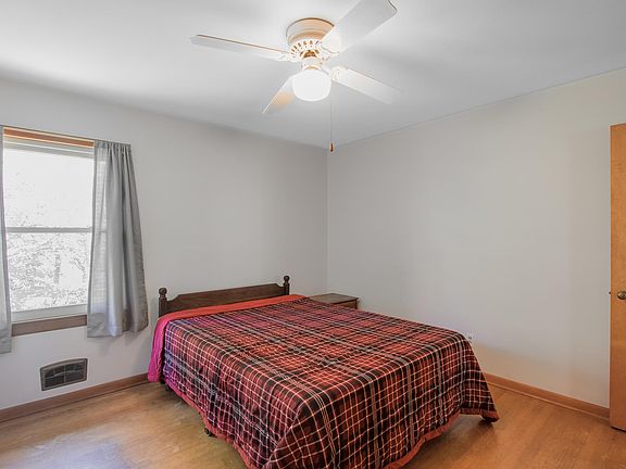 5th image of 1245 Carlton Ave NE