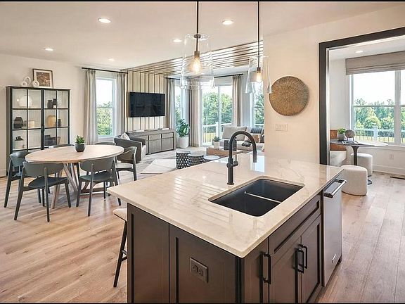 4th image of 243 Iris Ln