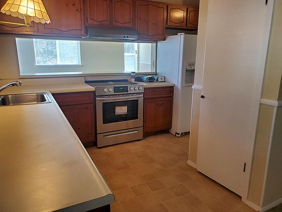 kitchen (brand new stove)