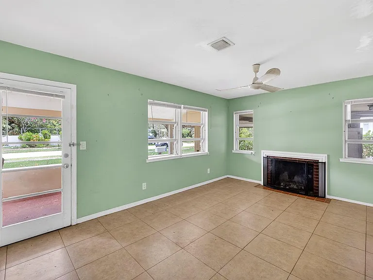 841 SW 18th Ct — Photo 17
