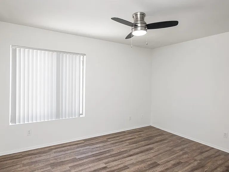 407-409 W Lexington Dr — Photo 15
