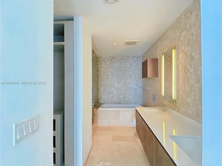 88 SW 7th St #3906 — Photo 14