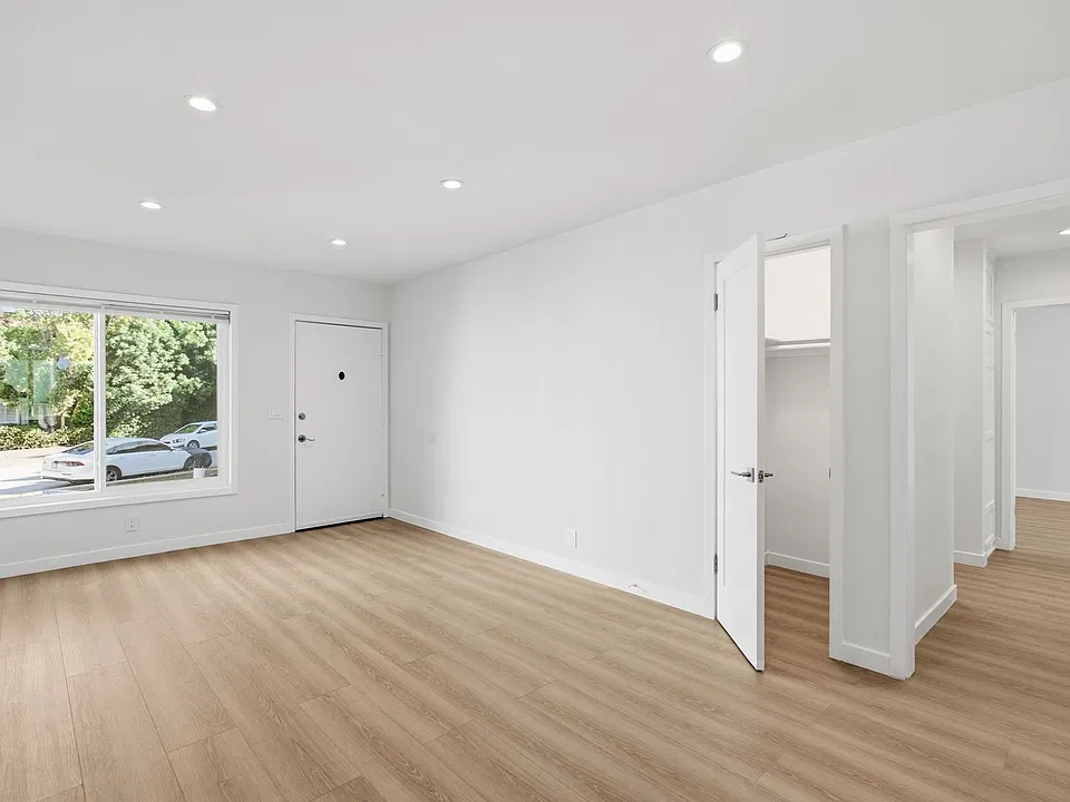 4321 Saugus Ave