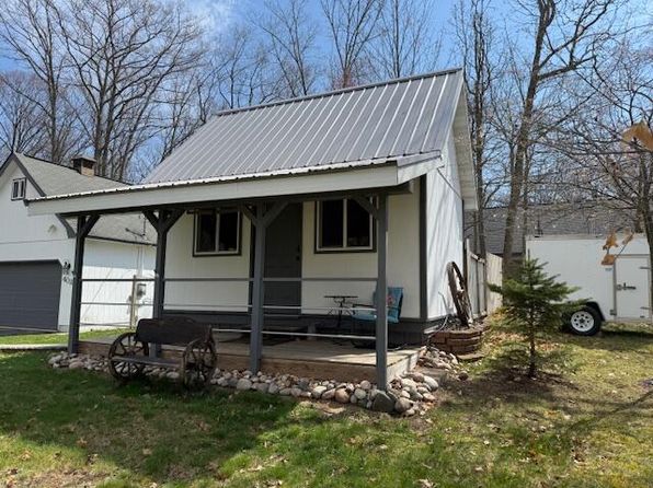 402 Sheffield Dr, Roscommon, MI 48653