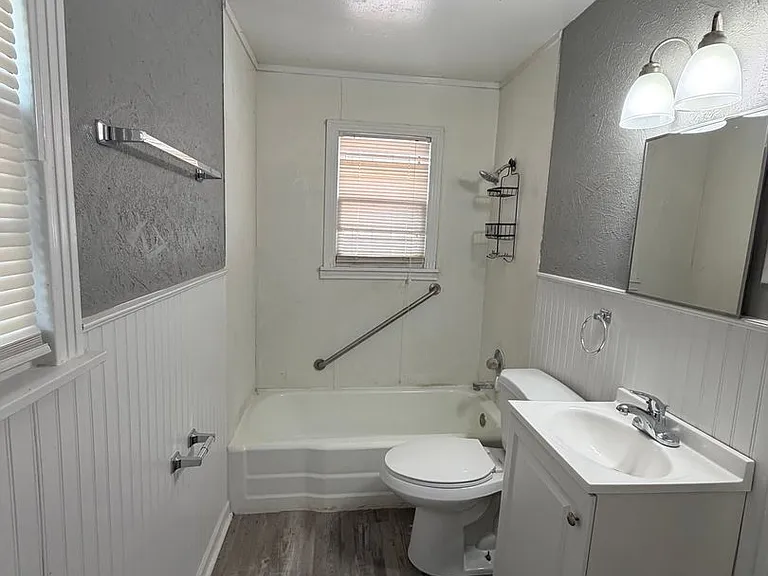 3511 33rd St — Photo 2