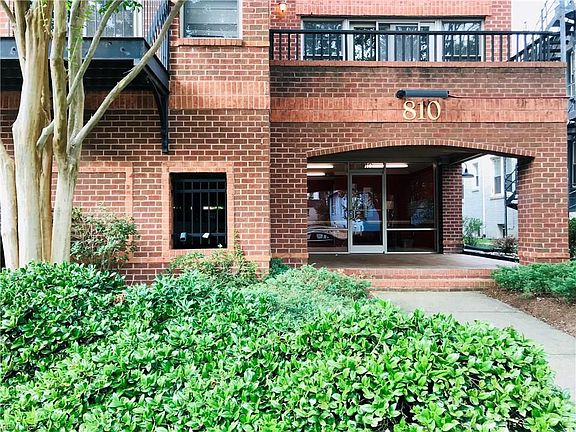 Large covered entryway for your guests.