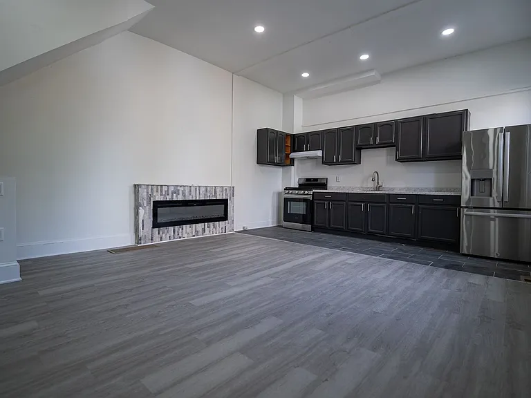 2410 Wharton St — Photo 14