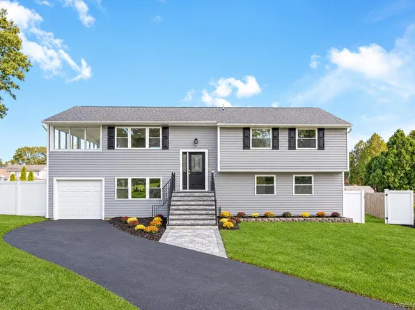 11 Bell Court, Ronkonkoma, NY 11779