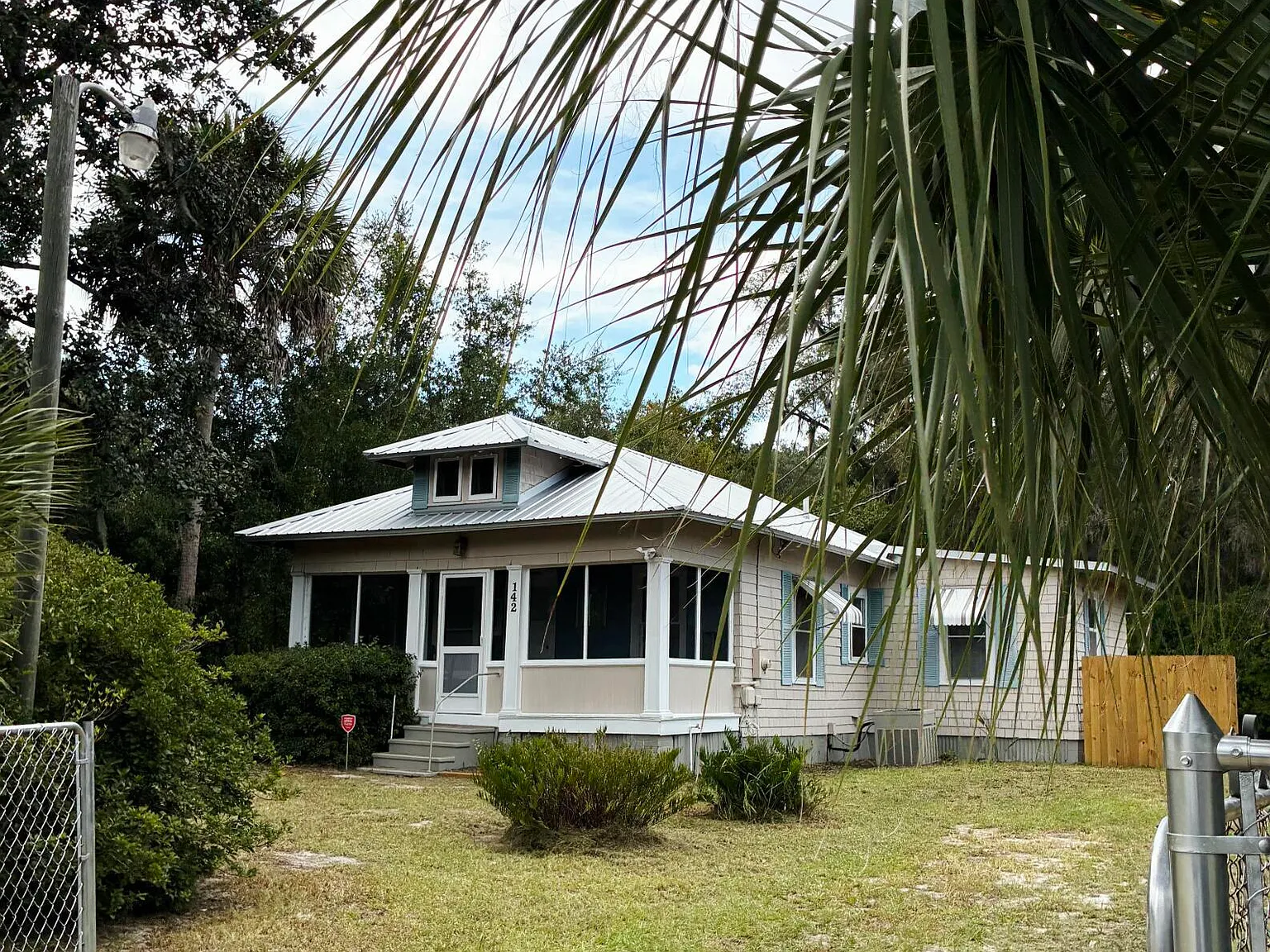 3 bed, 1.0 bath, 905 sqft, $1,050 — Photo 2