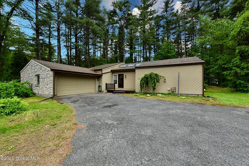 4th image of 22 Teaberry Place