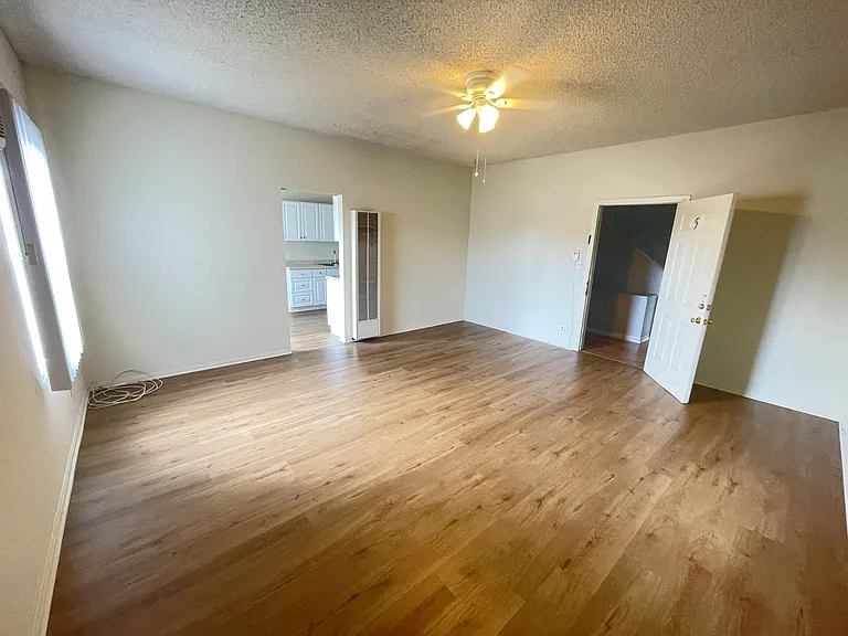 515 E Valencia Ave — Photo 3