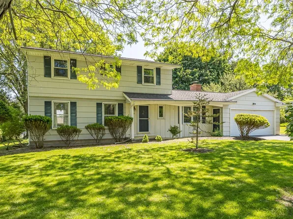 12 Blue Spruce Ln, Fairport, NY 14450