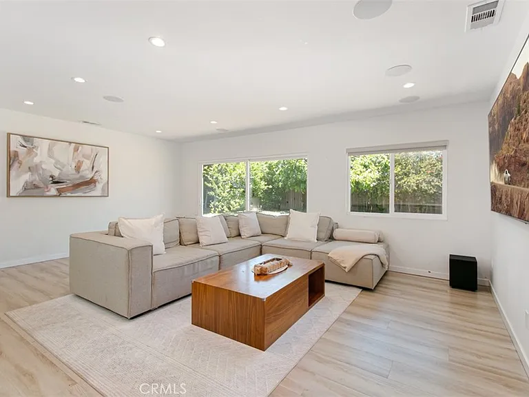 22841 Calvert St — Photo 21
