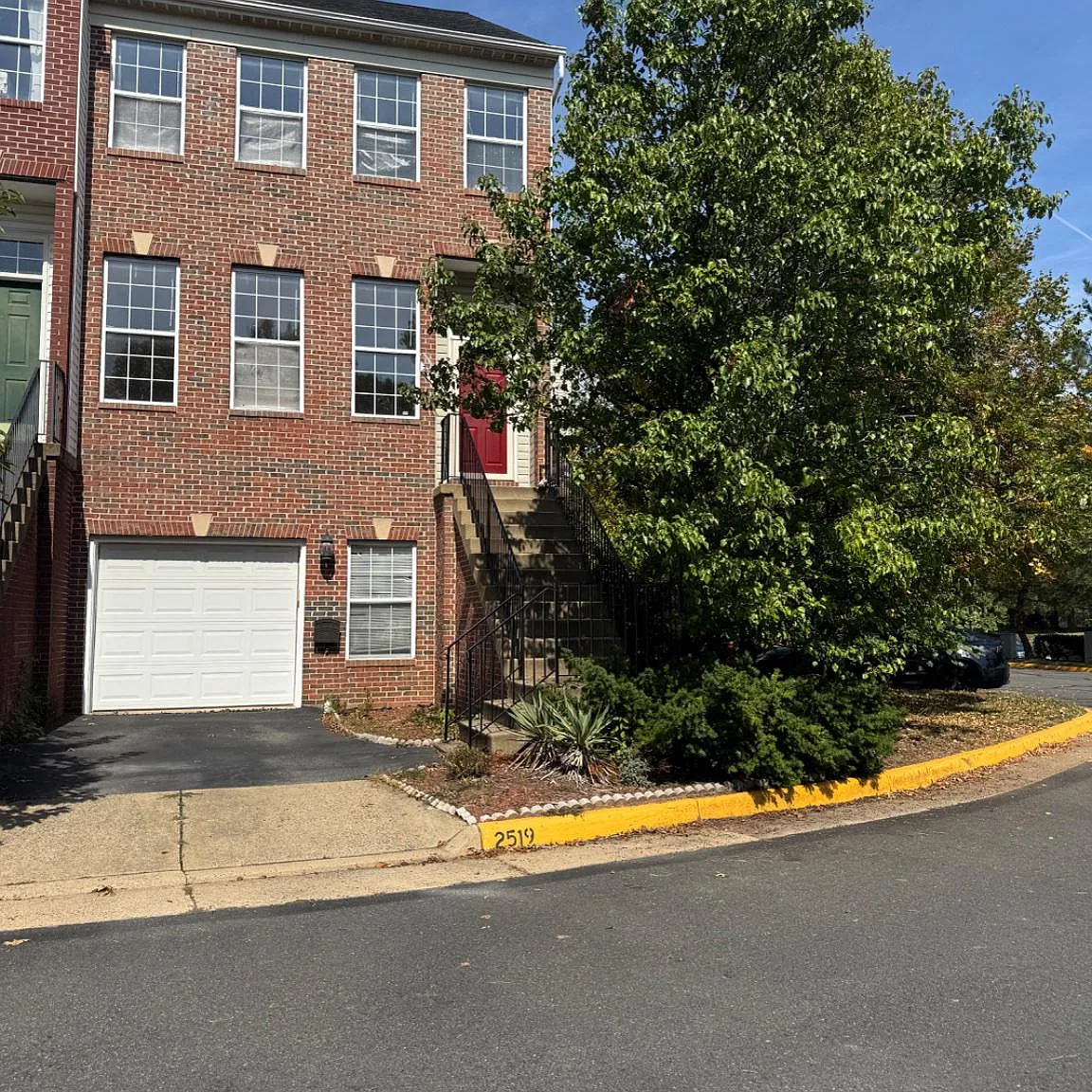 4 bed, 4.0 bath, 1610 sqft, $3,200 — Photo 2