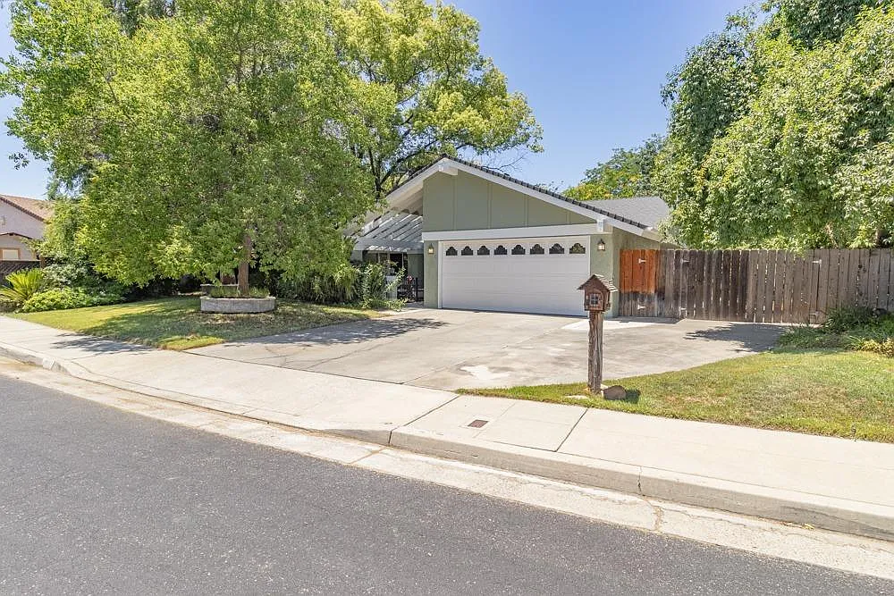 2537 Laverne Ave photo 1