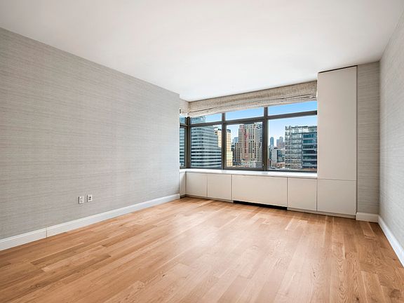 4th image of 1 Morton Sq APT 10BE