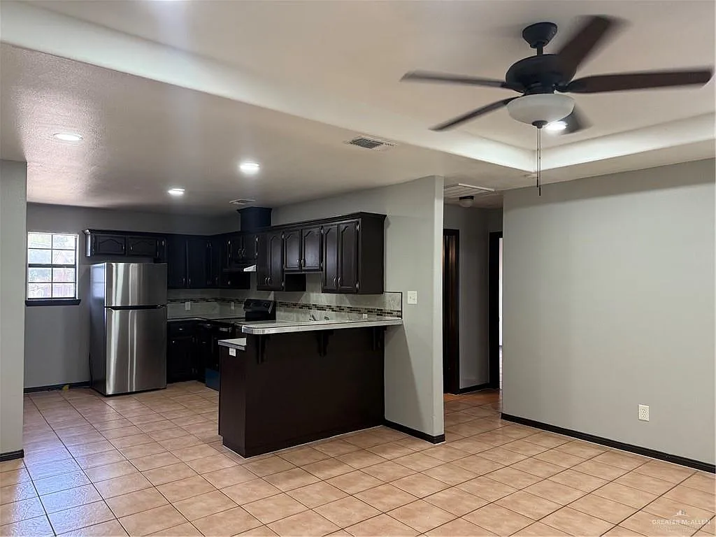2 bed, 1.0 bath, 2463 sqft, $975 — Photo 3