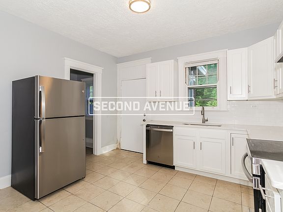 3rd image of 2657 Fenton Ave