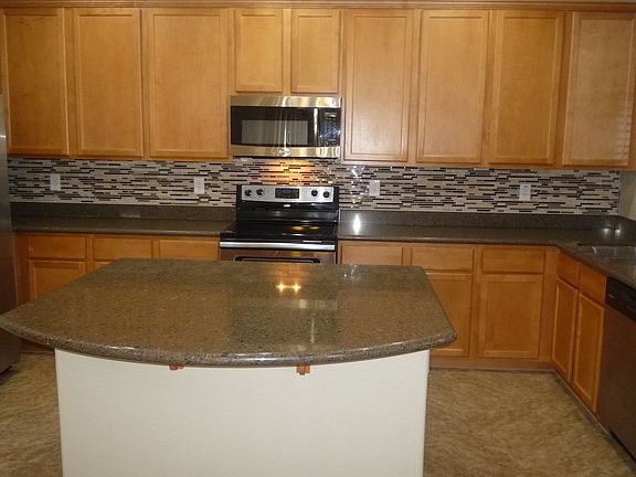 Eat-in Kitchen with 42" cabinets, granite counters, backspla