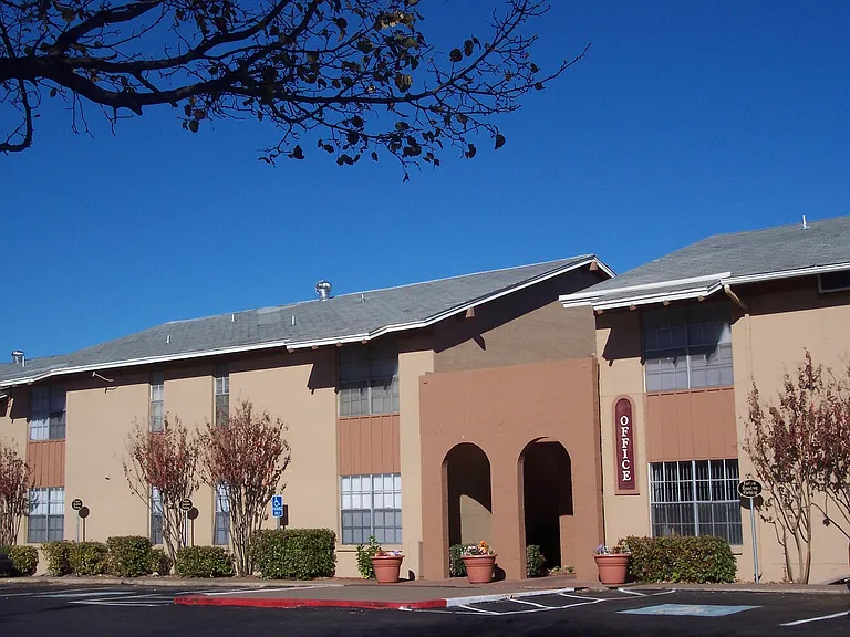 Campus Pointe Apartments — Photo 15