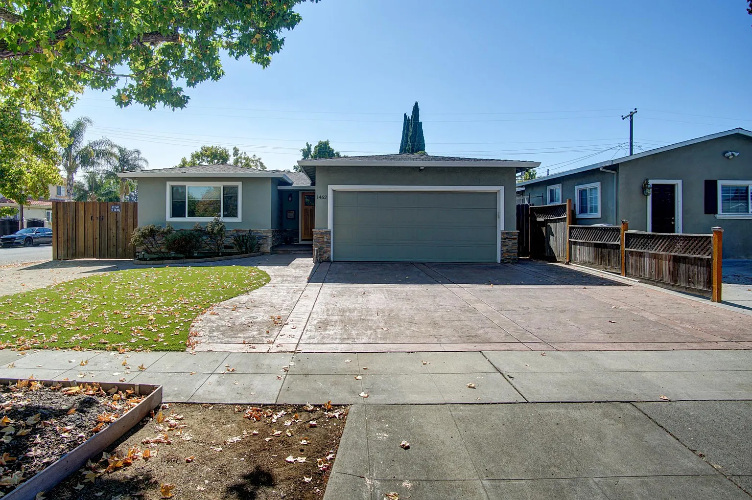 1462 Blackstone Ave photo 1