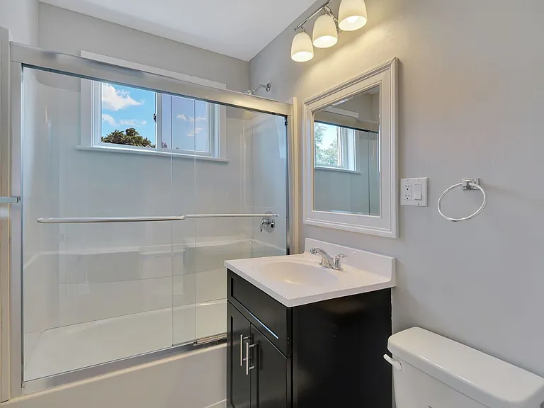 21 Clinton Ave — Photo 28