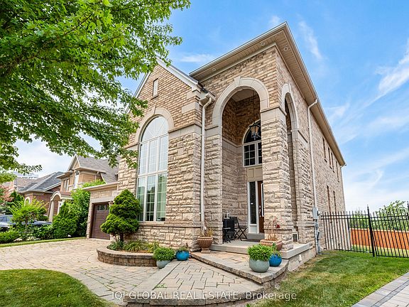 3rd image of 2395 Lyndhurst Dr