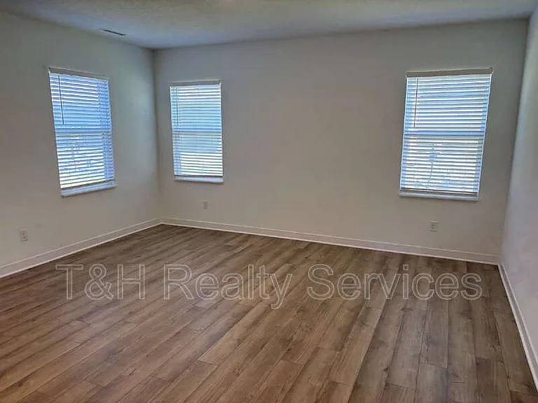 542 Jefferson St — Photo 18