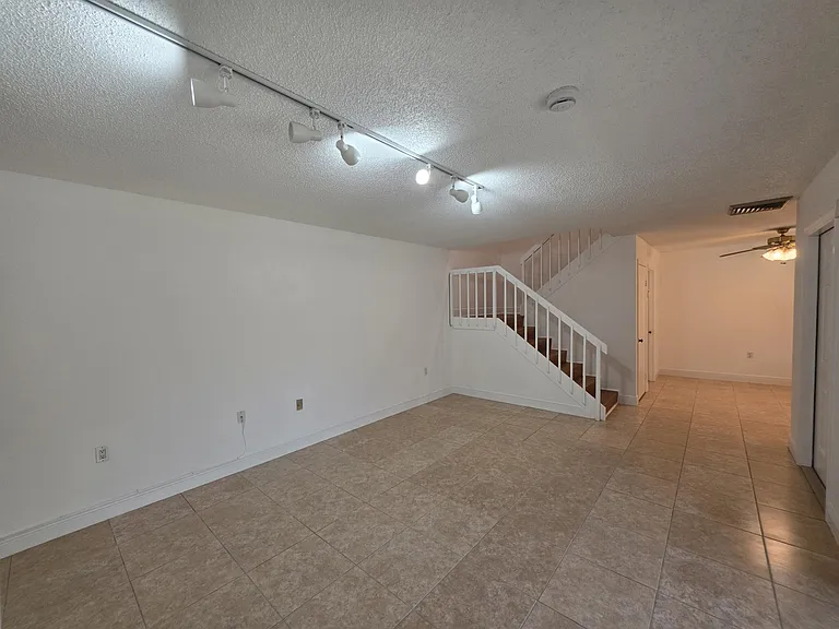 708 7th Ln — Photo 12