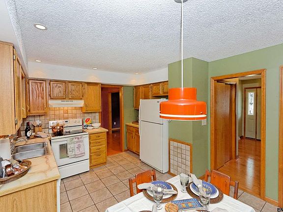 3rd image of 8 Kasper Dr