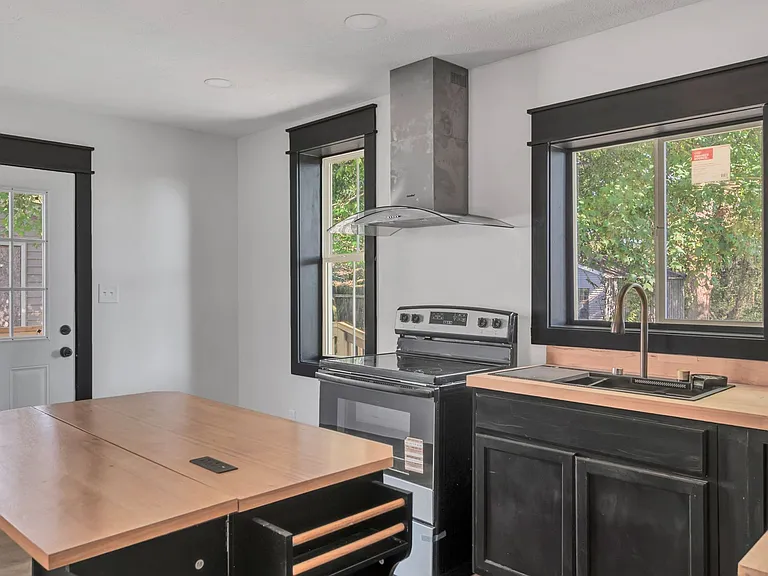 402 England St E — Photo 9