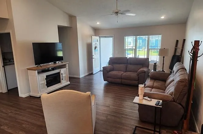 4352 Thomas St — Photo 2