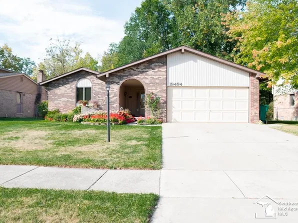 19494 Dawnshire Dr, Brownstown, MI 48193