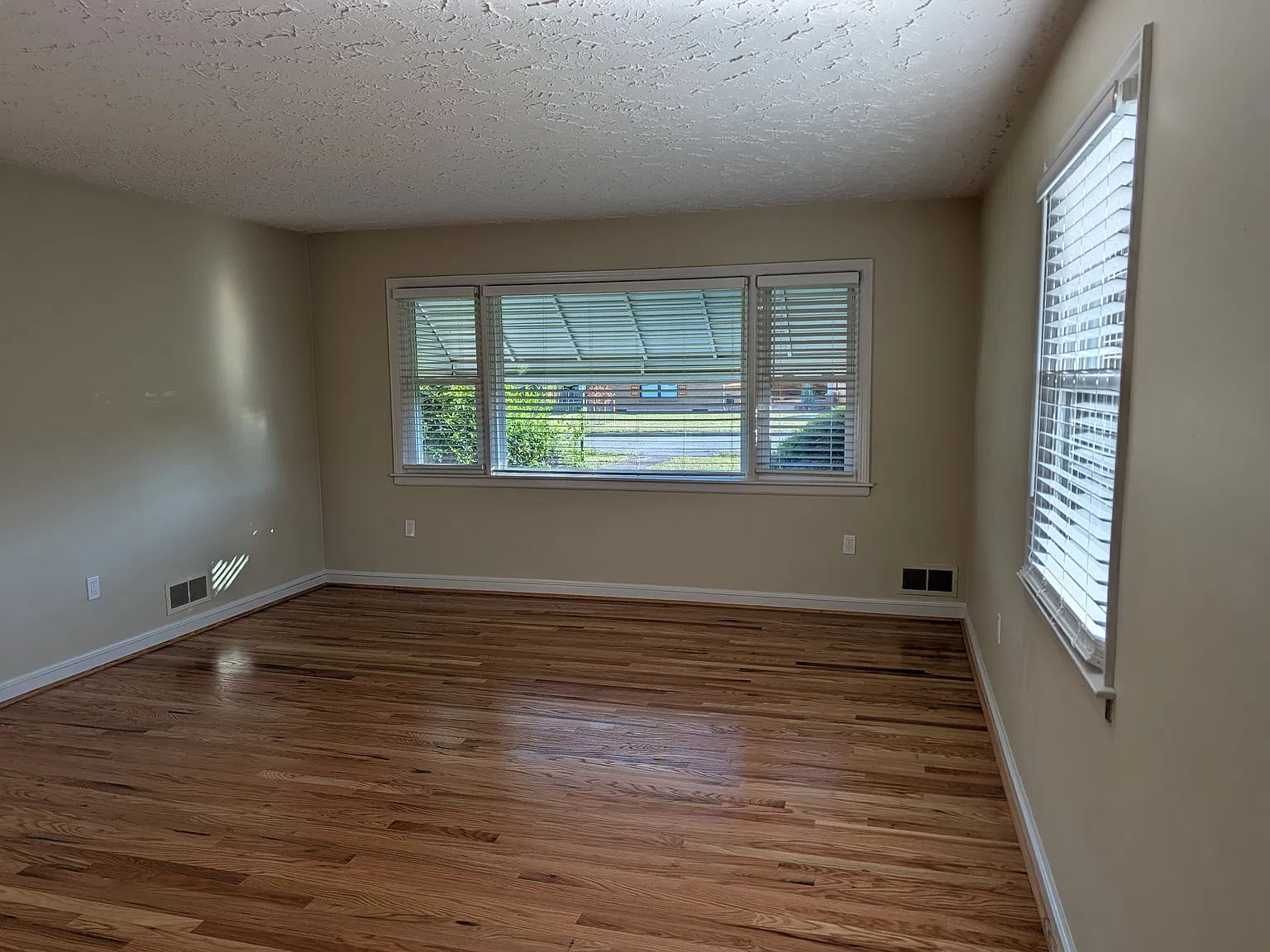 3 bed, 1.5 bath, 1995 sqft, $1,995 — Photo 4