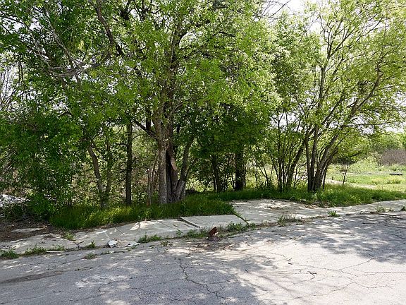 2nd image of 2418 McNutt Dr