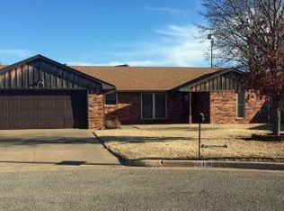 110 Dolomite Dr, Clinton, OK 73601