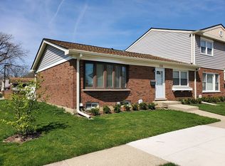 208 Frederick Pl, Wood Dale, IL 60191