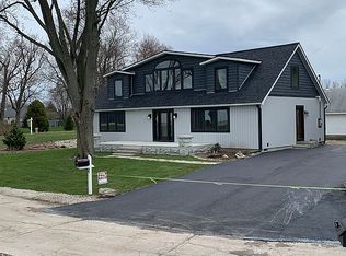 6438 Lakeway Dr, Oregon, OH 43616