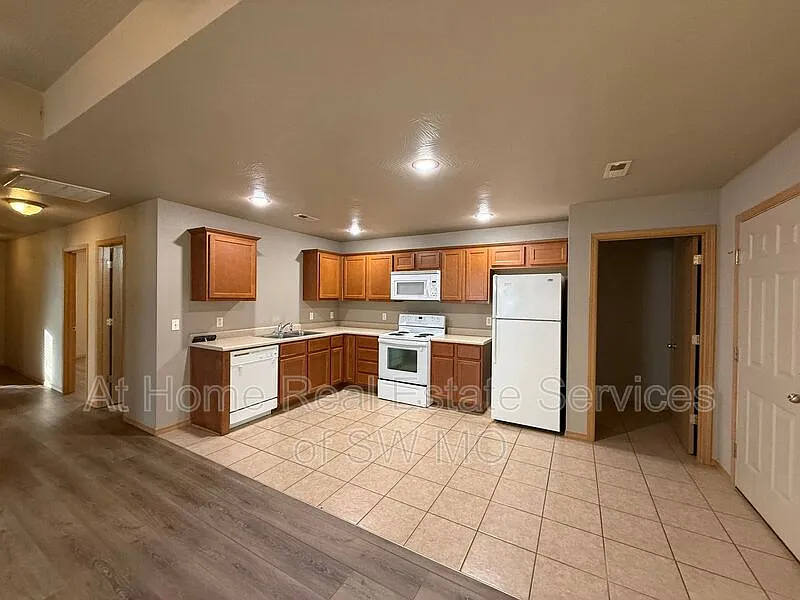 3 bed, 2.0 bath, 1125 sqft, $1,300 — Photo 3