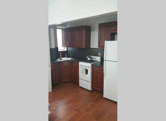 2nd image of 734 Jefferson Ave APT 3