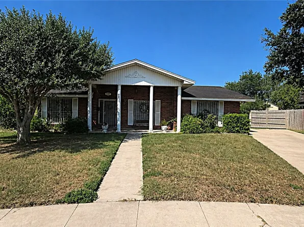 1926 John St, Kingsville, TX 78363