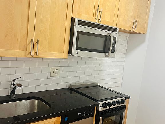 3rd image of 315 E 84th St APT 20