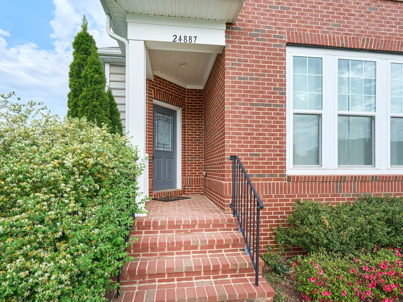 5 bed, 2638 sqft, $4,350 — Photo 2