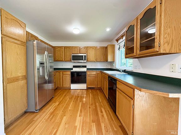4th image of 890 Stefany Ln