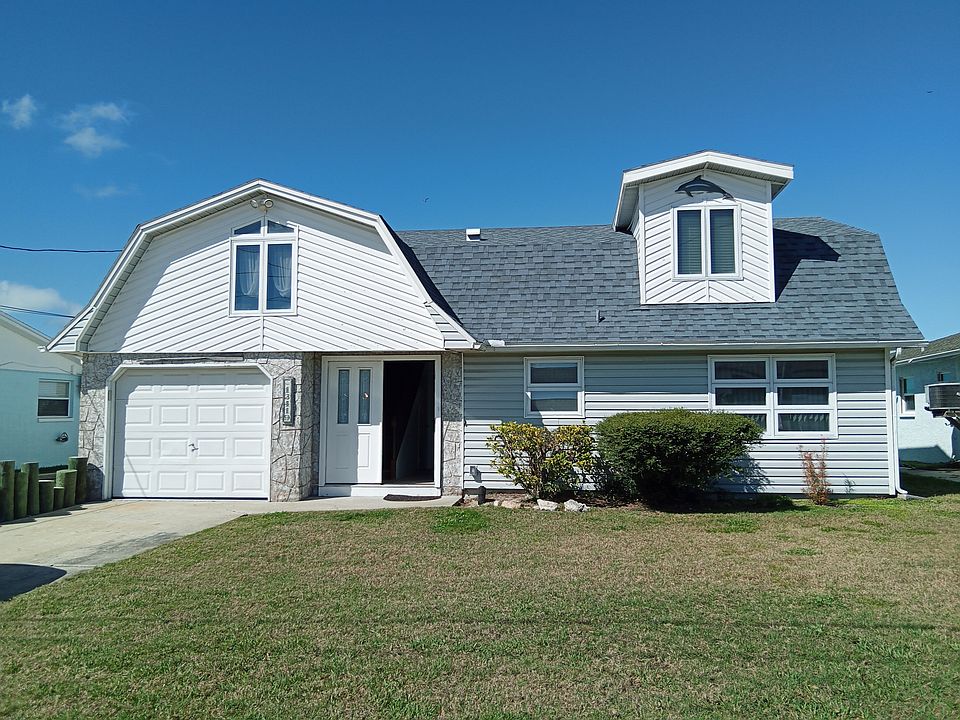 Front of House over 2000 sq. ft of comfort and relaxation. The gulf is right behind the house.