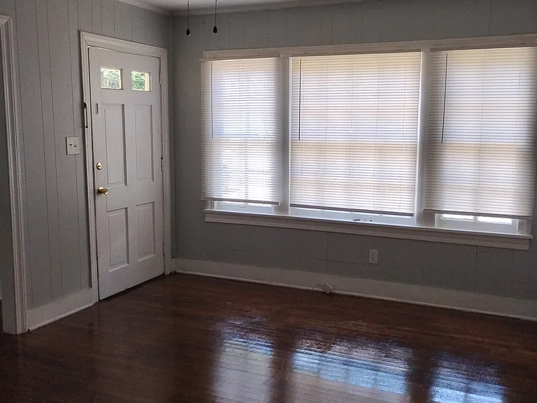 1706 Louise St — Photo 3